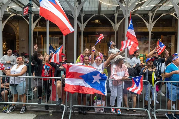 Pessoas Excitadas Comemorando Desfile Dia Porto Riquenho Nova York — Fotografia de Stock