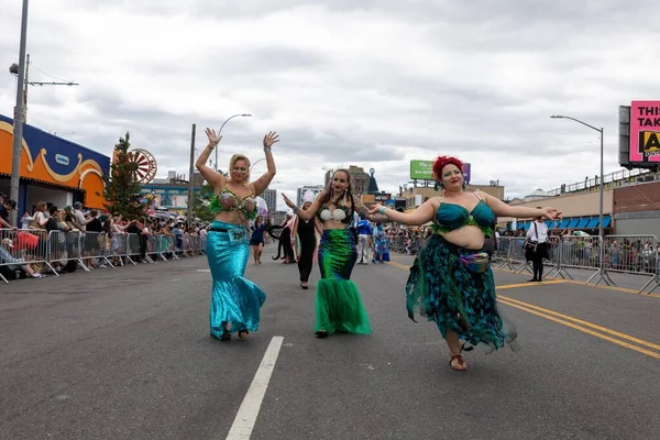 Bulutlu bir sabahta ünlü Coney Adası Denizkızı Geçidi