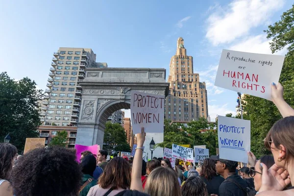 Protestujący Maszerują Parku Washington Square Tym Jak Sąd Najwyższy Obalił — Zdjęcie stockowe