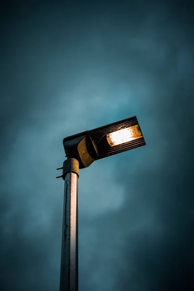 Eine Vertikale Aufnahme Einer Schwarzen Laterne Hintergrund Des Himmels — Stockfoto