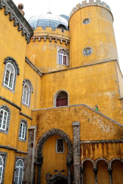 ポルトガルのシントラにあるペナ宮殿の黄色の建物の垂直ショット — ストック写真