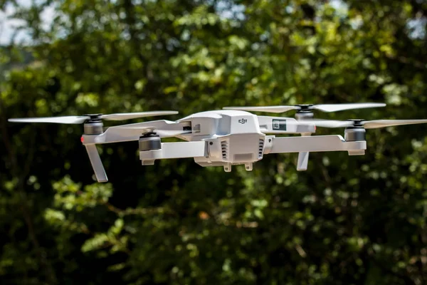 Close Drone Plástico Voando Cercado Por Vegetação Exuberante Dia Verão — Fotografia de Stock