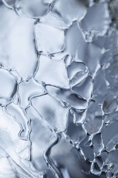 Çatlak Bir Buz Yüzeyinin Dikey Yakın Çekimi — Stok fotoğraf
