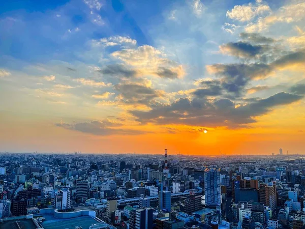 Flygande Stadsbild Osaka Omgiven Byggnader Solnedgången — Stockfoto