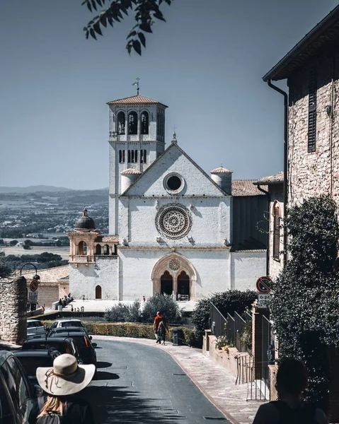 이탈리아 아시시 프란치스코의 아름다운 대성당을 수직으로 — 스톡 사진