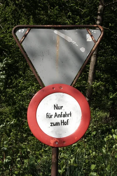 Nur Fur Anfahr Zum Hof 到达农场 的红色和白色圆号垂直地照在树叶上 — 图库照片