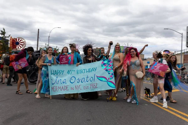 Las Grandes Multitudes Personas Las Calles Brooklyn Celebran 40º Desfile —  Fotos de Stock