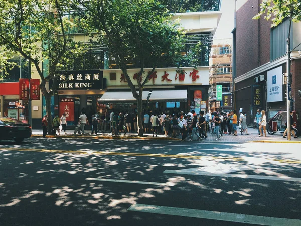 夏の半ばに上海で歩いている人の閉鎖 — ストック写真