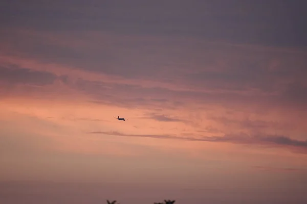 Красивый Снимок Самолета Летящего Сквозь Облака Закате — стоковое фото