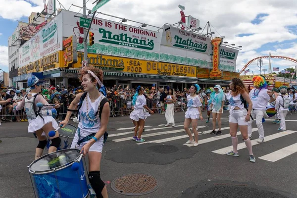 People Playing Drums Street 40Th Annual Mermaid Parade Coney Island — Stock Photo, Image