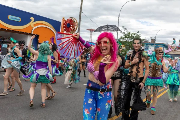 Large Crowds People Streets Brooklyn Celebrating 40Th Coney Island Mermaid — Stock Photo, Image