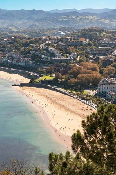 Eine Vertikale Aufnahme Von Küstengebäuden Meer San Sebastian Spanien — Stockfoto