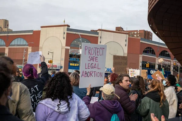 美国巴克莱银行中心 一名年轻女性举着标有 保护合法堕胎安全 字样的标牌 — 图库照片