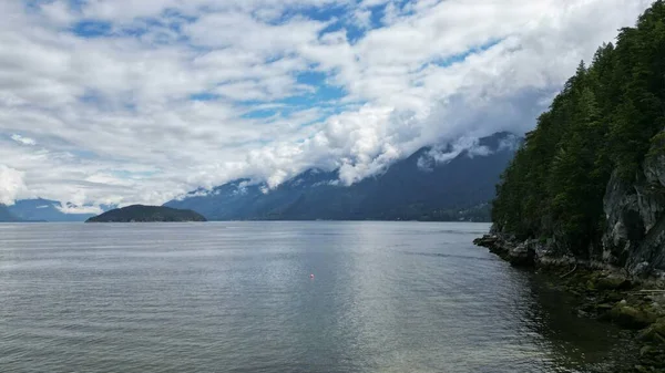 曇り空 西バンクーバー カナダの下の崖とホースシュー湾の海の美しい景色 — ストック写真