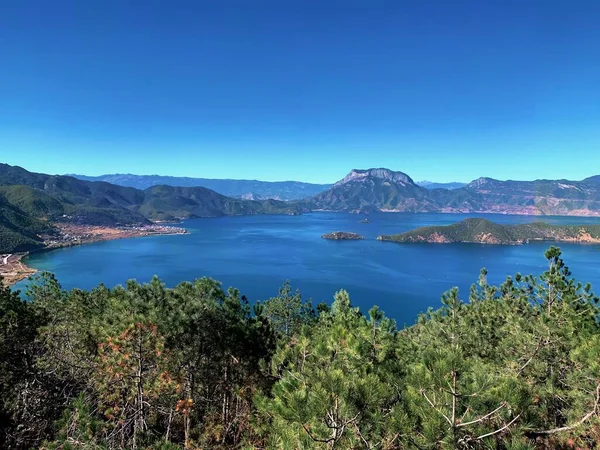 Une Belle Vue Sur Lac Yuye Avec Forêt Montagnes Dans — Photo