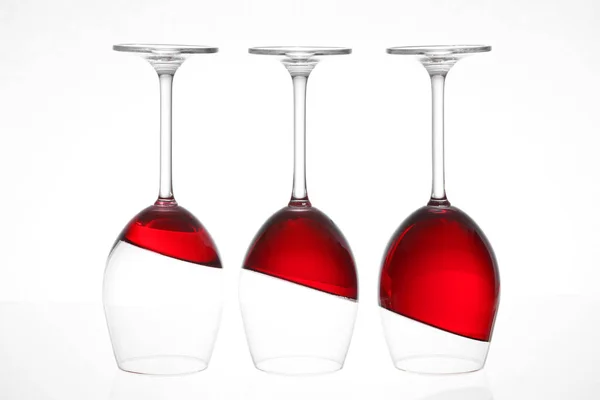 Tres Copas Vino Invertidas Con Vino Tinto Aislado Sobre Fondo — Foto de Stock