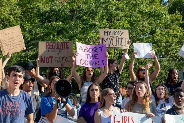 Protesters Holding Cardboard Signs Supreme Court Overturned Roe Wade — Stock Photo, Image