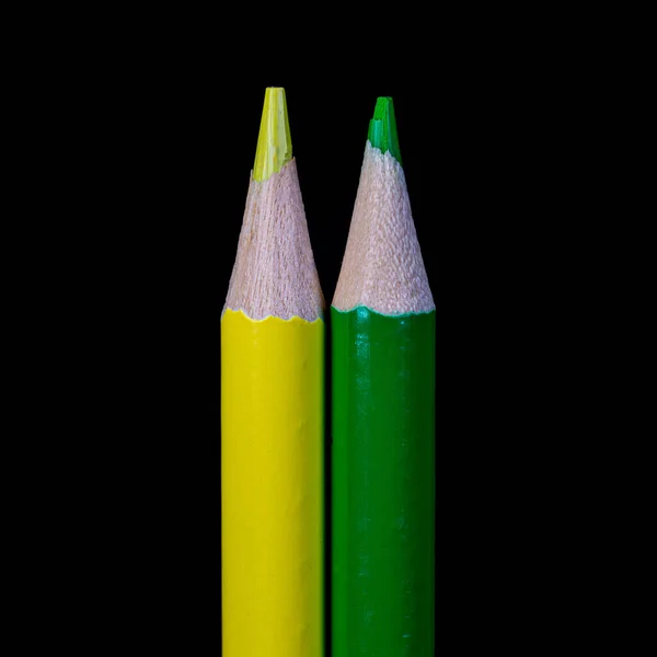Detailní Záběr Žlutých Zelených Tužek Svislé Poloze Černém Pozadí — Stock fotografie