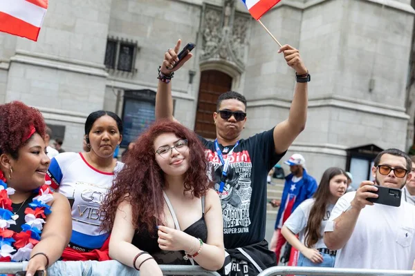 Die Große Menschenmenge Feiert Die Puerto Ricaner Parade 2022 Auf — Stockfoto