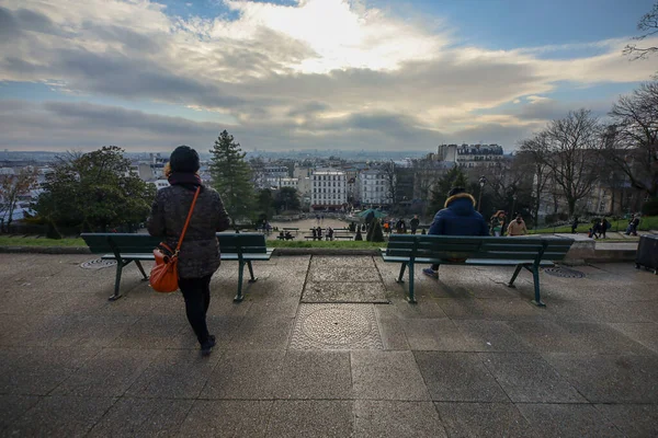 Kutsal Kalp Bazilikası Nın Arka Planında Banklarda Oturan Turistler Montmartre — Stok fotoğraf