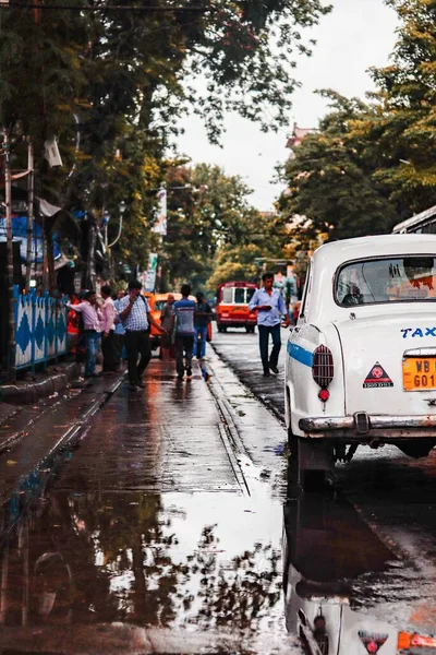 Tiro Vertical Pessoas Andando Nas Ruas Kolkata Após Chuva Índia — Fotografia de Stock