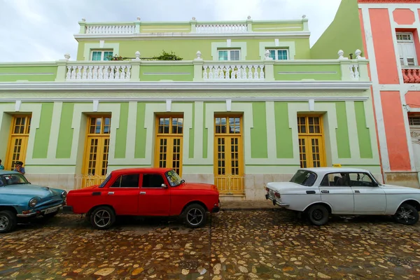 Una Vista Edificios Colores Coches Aparcados Trinidad Día Soleado — Foto de Stock