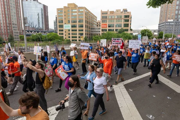 Grande Folla Che Protesta Contro Armi Passeggiando Cadman Plaza Brooklyn — Foto Stock