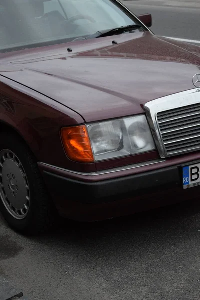 罗马尼亚布拉索夫大街上停着一辆老式深红色轿车的美丽镜头 — 图库照片