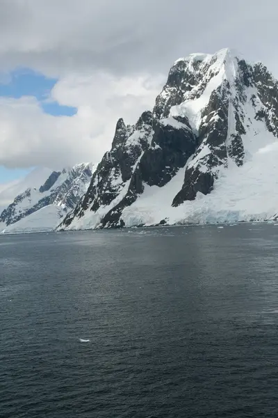 Antarktika Karla Kaplı Kaya Oluşumlarının Dikey Çekimi — Stok fotoğraf