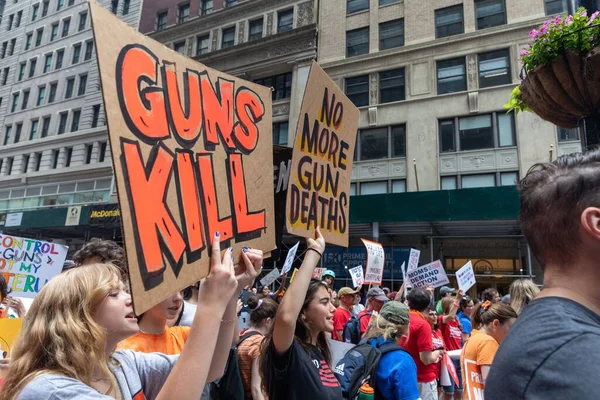 銃に抗議する大群衆 ブルックリンのキャドマン プラザからブルックリン橋を渡りニューヨークへ — ストック写真