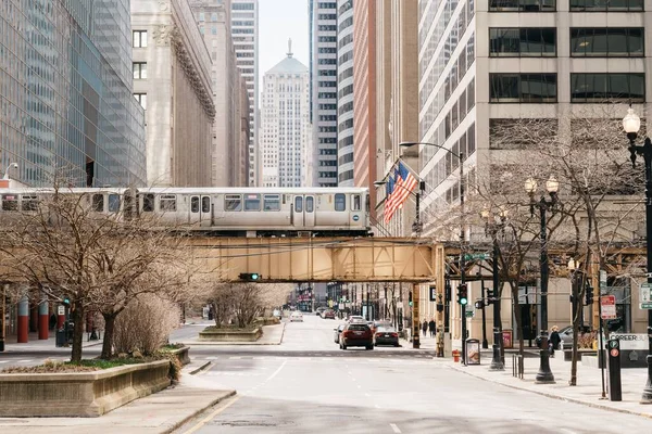 Chicagói Utcára Néző Vonat Halad Modern Épületek Felett Autók Utcán — Stock Fotó