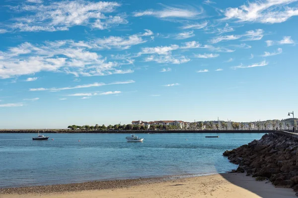 Vacker Utsikt Över Ett Hav Med Båtar Hondarribia Spanien — Stockfoto