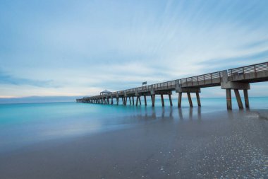 Denizin ve iskelenin uzun pozu.