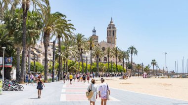 Sitges, İspanya - 12 Haziran 2022: Sitges Sahil Alanı Sant Bartomeu ve Santa Tecla Kilisesi (İspanya).