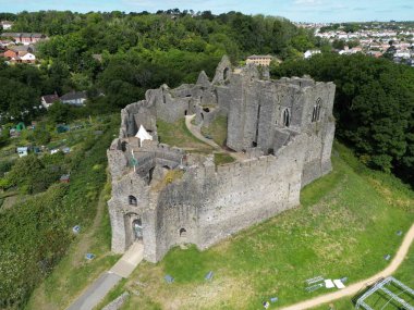 Güneşli bir günde ağaçlarla çevrili İstiridye Ağzı Kalesi 'nin insansız hava aracı manzarası.