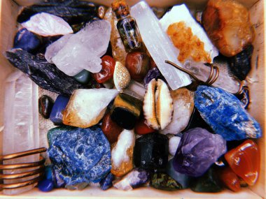 Meditasyon için çeşitli kristal taşlardan bir kutu.