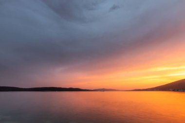 Büyüleyici bir günbatımı gökyüzü Denizin üzerinde bulutlarla