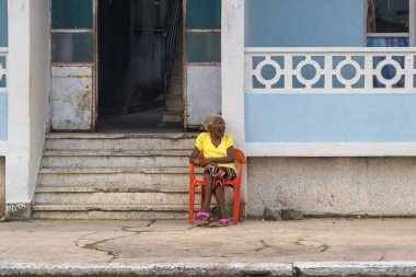 Yaşlı bir kadın Matanzas, Küba 'da sokakta temiz hava alıyor.