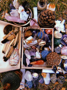 Meditasyon için dikey kristal taşlar, palo santo ve leke çubukları.