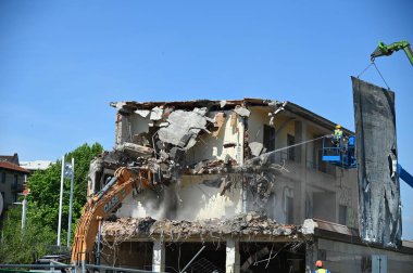 İtalya 'nın Torino kentindeki terk edilmiş bir binayı yıkan bir kazıcı