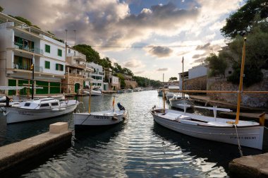 İspanya 'nın Balearic Adaları, Mallorca, Cala Figuera limanına yanaşan tekneler