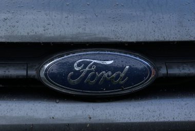 Yağmur damlalı Ford logosunun yakın çekimi