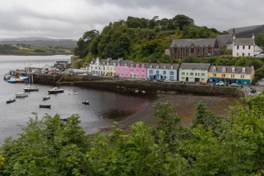 İskoçya 'nın Skye Adası' ndaki kıyı şeridi boyunca renkli konutlar.