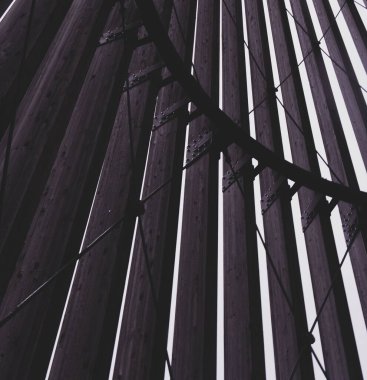 Ahşap sütunların ve metal süspansiyonların alçak açısı