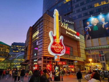 Varşova, Polonya 'da alışveriş yapan tren istasyonunun yanında bir alışveriş merkezi.