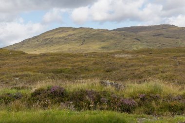 Dağlardan ve tepelerden oluşan sakin bir manzara, İskoçya, Skye Adası