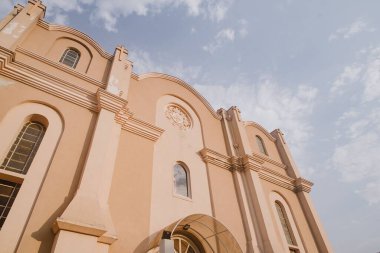 Çemberin, haçların ve sütunların oluşturduğu hafif bir binanın alçak açılı görüntüsü.