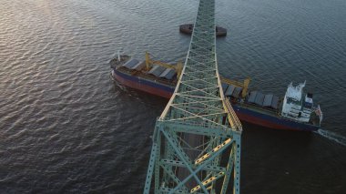 Astoria, Oregon 'daki Columbia Nehri köprüsünün altından geçen bir yük gemisinin hava görüntüsü.