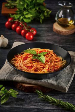 Domates soslu ve malzemeli lezzetli bir makarna.