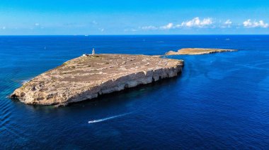 Saint Pauls Adası 'nın Malta' da mavi bir deniz manzarası.
